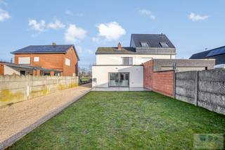 Op uitstekende locatie te Herenthout, bevindt zich deze instapklare gezinswoning met 3 ruime slaapkamers, tuin en vrijstaande garage.<br /><br />Deze recent gerenoveerde woning is gelegen nabij het centrum van Herenhout wat ervoor zorgt dat winkels, scholen en openbaar vervoer binnen handbereik zijn. Tevens vlotte verbinding met omliggende gemeenten en autostrade E313.<br /><br />We betreden de woning langs de voordeur waarop we in de inkomhal terrecht komen. De inkomhal, met gastentoilet en aparte technische ruimte, geeft toegang tot de nachthal met wasplaats en ingemaakte kasten. Langshier krijgen we toegang tot de prachtige, moderne keuken met ontbijtruimte en uitgerust met alle toestellen zoals o.a. oven, microgolf, koffiemachine, vaatwasser,… De keuken geeft op haar beurt een volledig uitzicht over de gezellige tuin. Door de gunstige zuid oriëntatie genieten alle ruimtes maximale lichtinval. Verder komen we in de leefruimte met eetplaats en gezellige zithoek.<br /><br />De vaste trap geeft ons toegang tot het 1 ste verdiep waar er zich 3 volwaardige slaapkamers en nieuw geïnstalleerde badkamer bevinden. De overloop biedt connectie tot de bergzolder.<br /><br />Terug op het gelijkvloers, zorgt het schuifraam in de keuken voor een toegang tot het terras en onderhoudsvriendelijke tuin. Bijkomend is er de aanwezigheid van een vrijstaande garage.<br /><br />Troeven: EPC label C, vloerverwarming,...<br /><br />Kortom, een ideale, instapklare woning die u moet gezien hebben!