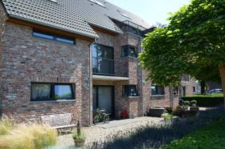 OPGELET: om dit pand te huren of bezichtigen vragen wij steeds eerst een virtueel bezoek te brengen aan het pand. Ga hiervoor naar www.rosseel.be en vul de referentie XH075 in in het veld ‘zoek’ bovenaan rechts. Kies dan ‘360°’. De website helpt je nu verder voor de volgende stappen.<br /><br />Appartement op de 1ste verdieping met lift (61 m²) bestaande uit hal, living, toilet, ingerichte open keuken met toestellen (frigo, diepvries, oven), 1 slaapkamer, badkamer met ligbad, terras en een gemeenschappelijke tuin. Verder is er ook nog een overdekte fietsenstalling aanwezig alsook een autostaanplaats. <br /><br />18 maanden contract. Bovenop de huur komt maandelijks € 50 provisie voor de algemene kosten. Uitstekende mobiscore van 8,8/10. Het appartement is vanaf 01/07/2026 beschikbaar.