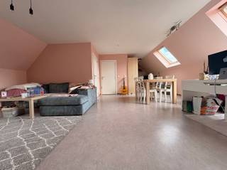 Ruim dakappartement te St-Gillis bij DendermondeDit ruime dakappartement van 107 m² bevindt zich op de tweede verdieping en ligt op wandelafstand van...
