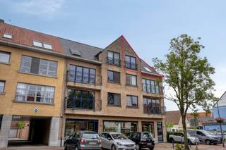 On the Bredabaan in Wuustwezel, in the middle of the lively center, we find this cozy and modernly finished penthouse. It is located in a well-maintained building with a commercial building on the ground floor and a total of 6 apartments spread over the floors. All shops, public transport and restaurants are literally at your doorstep.<br /><br />The layout is as follows:<br />- living space adjacent to the completely renovated kitchen, equipped with all contemporary comfort<br />- practical storage<br />- one bedroom<br />- modern bathroom with shower, single sink and toilet<br />- spacious and south-facing terrace at the rear<br /><br />The apartment also includes an underground parking space, basement storage and communal bicycle storage. <br /><br />Details:<br />- living area: approx. 60m²<br />- built in 1997, renovation year 2026<br />- underground parking space and basement storage included in the price<br />- communal bicycle shed<br />- favourable EPC label C<br />- electrical inspection and asbestos certificate upon request<br /><br />Interested in viewing this ready-to-move-in apartment in the center?<br />Request your visit via our office or call 03/369.42.50.<br /><br />(re) Buying or (renting) in the Noorderkempen?<br />If you have any questions, you can always contact us!<br />Dewaele Real Estate<br /><br />The property is offered through the Pre-sale formula. Between 22/07/2026 14:00 and 27/07/2026 16:00, you can come visit the property by appointment and make an offer. The listed price is a starting price. For further information, please contact the property agent.<br /><br />Register of measures: no<br /><br />These AI visualizations are intended as inspiration. No technical specifications, urban planning regulations, or concrete realization possibilities were taken into account.