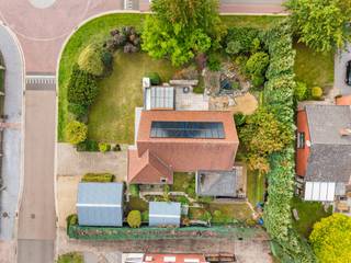 Op een aangename locatie in Houthalen-Helchteren bevindt zich deze vrijstaande woning aan de Wilgenstraat 92. De woning werd opgericht in 1968 en beschikt over een bruikbare vloeroppervlakte van ca. 156 m² (bron EPC). Dankzij de ruime en bijzondere indeling vormt deze eigendom een interessante basis voor wie op zoek is naar een woning die volledig naar eigen smaak kan worden gemoderniseerd.<br /><br />Binnenin valt vooral de hoeveelheid leefruimte op. De woning beschikt over een inkomhal, keuken, eetkamer en ruime woonkamer, aangevuld met een afzonderlijke family room die tal van mogelijkheden biedt als tweede zithoek, hobbyruimte of polyvalente leefruimte.<br /><br />Verder zijn er 3slaapkamers, waaronder een ruime hoofdslaapkamer, een badkamer, verschillende hallen en een praktische wasplaats.<br /><br />Een bijkomende troef is dat de woning deels onderkelderd/ onderkruipkelderd is. Deze kelder biedt extra bergruimte en beschikt bovendien over een rechtstreekse toegang tot de tuin.<br /><br />Ook naar uitbreiding van de bruikbare ruimtes toe zijn er interessante mogelijkheden. Boven de woning bevindt zich een nog volledig in te richten zolderruimte. Deze is momenteel bereikbaar via de voormalige garage, die vandaag niet langer als garage wordt gebruikt. De zolder biedt hierdoor bijkomend potentieel om, mits de nodige aanpassingen en vergunningen waar vereist, extra ruimte te creëren volgens de behoeften van de toekomstige eigenaar.<br /><br />Ook de buitenruimtes vormen een aangename aanvulling. Vanuit verschillende delen van de woning is er aansluiting met de patio's/terrassen, waardoor binnen- en buitenruimte mooi met elkaar verbonden worden.<br /><br />De woning heeft een EPC-label E met een energiescore E van 470 kWh/(m² jaar) en valt bijgevolg onder de renovatieverplichting. Dit biedt de toekomstige eigenaar tegelijk de mogelijkheid om de woning energetisch en esthetisch grondig naar eigen wensen te vernieuwen.<br /><br />Een vrijstaande woning met een interessante oppervlakte, een atypisch ruime indeling, kelder, nog in te richten zolderruimte en vooral heel wat mogelijkheden voor wie op zoek is naar een renovatieproject met potentieel in Houthalen-Helchteren.