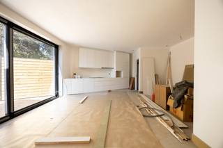 Voor verdere info of een vrijblijvende waardebepaling van uw eigendom: michael@homixx.be of 016 199 344.
Exclusief en zorgeloos wonen op een absolute toplocatie in Keerbergen! Met trots stellen wij u dit hoogwaardig afgewerkte, ruime gelijkvloers appartement voor, gelegen in een recent gebouwde residentie in de Sint-Michielsstraat. Dit unieke pand combineert hedendaagse luxe, een doordachte indeling en optimaal wooncomfort op wandelafstand van alle voorzieningen.
Bij het betreden van het appartement valt meteen het indrukwekkende gevoel van licht en ruimte op. De royale leefruimte is voorzien van een stijlvolle open keuken, wat zorgt voor een uitnodigende en gezellige sfeer om samen te komen. De woning beschikt over 1 volwaardige en rustig gelegen slaapkamer, een smaakvol afgewerkte badkamer.
Een van de absolute troeven van deze fantastische eigendom is het ruime terras op het gelijkvloers, waar u in alle rust en privacy kunt genieten van het buitenleven.
Ook op praktisch vlak is aan alles gedacht om u als bewoner volledig te ontzorgen: in de ondergrondse garage beschikt u over een privé autostaanplaats, evenals een handige kelderberging en een gemeenschappelijke fietsenberging. Dankzij het uitstekende EPC-label A woont u bovendien bijzonder energiezuinig, met de mogelijkheid om desgewenst nog zonnepanelen bij te installeren.
Kortom, een magnifiek gelijkvloers appartement met high-end afwerking waar comfort, klasse en duurzaamheid naadloos samenkomen.
DE VRAAGPRIJS IS INCLUSIEF ONDERGRONDSE STAANPLAATS EN BERGING (excl. BTW en kosten)
Maak snel uw afspraak!