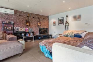 Opbrengsteigendom bestaande uit 3 appartementen en een studio, gelegen te Tessenderlo. Belangrijkste troeven:- Mogelijkheid tot het maken van 4...