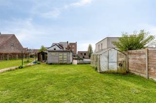 <p><span>Goed onderhouden woning te Bevere.</span></p><p><span> </span></p><p><span>INDELING</span></p><p><span>Op de gelijkvloerse verdieping omvat de woning een inkomhal, living, ruime leefkeuken, berging en douchekamer.</span></p><p><span>Op de tussenverdieping is er een badkamer.</span></p><p><span>Verder op de eerste verdieping heb je 2 ruime slaapkamers.</span></p><p><span>Op de tweede verdieping heb je een 3e slaapkamer en een zolder.</span></p><p><span>De woning geniet een kelder en een grote losstaande garage.</span></p><p><span>De ruime tuin met vijver is een extra troef aan deze halfopen bebouwing.</span></p><p><span> </span></p><p><span>LIGGING</span></p><p><span>Centraal gelegen te Bevere, dichtbij centrum van Oudenaarde.</span></p><p><span>Op wandel en fietsafstand van De Donk, winkels en scholen.</span></p><p><span> </span></p><p><span>TECHNISCH</span></p><p><span>12 zonnepanelen</span></p><p><span>Regenwater, Boorput en stadswater.</span></p><p><span> </span></p><p><span>PRAKTISCH</span></p><p><span>Voor meer info en/of een afspraak bel Eefje van Immo D'hondt 0498 88 88 89 of mail eefje@immodhondt.be</span></p>