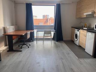 <p>Spacious and bright studio, quietly located at the rear of Mechelsestraat, within walking distance of Leuven city centre. Thanks to its central location, public transport and the ring road around Leuven are also easily accessible.</p>
<p>The studio is situated on the fourth floor of a well-maintained building with a lift. The building also has an indoor bicycle storage area.</p>
<p>The studio comprises an entrance hall, a spacious living and sleeping area with an open, fully equipped kitchen including a washing machine, and a bathroom with shower, toilet and washbasin.</p>
<p>The studio is immediately available.</p>
<p><strong>Rent:</strong> €750/month<br /><strong>Advance payment:</strong> €150/month for the common areas, water and heating<br /><strong>Electricity:</strong> individually payable by the tenant</p>