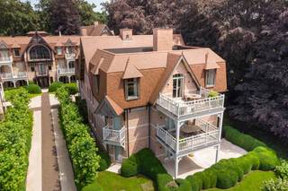 <p>In de prestigieuze Residentie Hof ter Schilde, op een afgesloten domein met een fraai aangelegde parktuin en op wandelafstand van winkels en gezellige horecazaken, bevindt zich dit uitzonderlijke penthouse met meer dan 200m² bewoonbare oppervlakte. Dit stijlvolle villa-appartement werd recent volledig gemoderniseerd met hoogwaardige materialen en een luxueuze afwerking, waardoor comfort en elegantie naadloos samengaan.<span></span></p>
<p>Het appartement is gelegen op de bovenste verdieping van één van de drie residentiële gebouwen en is rechtstreeks bereikbaar via de lift die uitgeeft in de inkomhal. Van hieruit betreedt u een ruime ontvangsthal met gastentoilet en toegang tot een aparte traphal.</p>
<p>Een dubbele glazen smeedijzeren deur leidt naar de indrukwekkende leefruimte. Deze bestaat uit een sfeervolle zithoek met gashaard en maatwerk TV-meubel, evenals een royale eetplaats. Dankzij de dubbele openslaande deuren sluit de leefruimte mooi aan op het zonnige, zuidwestgerichte terras.</p>
<p>De open keuken vormt het hart van de woning en is uitgerust met kwalitatieve toestellen, een ruim kookeiland en een gezellige ontbijtbar. Aansluitend bevindt zich een praktische bijkeuken met extra koelkast, diepvriezer en voorzieningen voor wasmachine en droogkast. Verder beschikt het appartement over een technische ruimte met bijkomende bergruimte.</p>
<p>De master-bedroom biedt optimaal comfort en omvat een ruime dressing die toegang verleent tot de slaapkamer met aansluitend balkon en luxueuze badkamer. Deze badkamer is afgewerkt met een natuurstenen vloer en beschikt over een ruime inloopdouche, dubbele wastafel en toilet.</p>
<p>De tweede slaapkamer, die eveneens perfect dienst kan doen als bureau, beschikt over een eigen ensuite douchekamer met inloopdouche en wastafel.</p>
<p>Ondergronds is er een ruime dubbele garagebox met automatische sectionaalpoort en extra opbergruimte. Daarnaast is een afzonderlijke berging beschikbaar, die apart kan worden aangekocht.</p>
<p>Qua comfort is dit penthouse volledig uitgerust met vloerverwarming in combinatie met radiatoren, airconditioning, een centrale verwarming op gas, vliegenramen, massieve eiken parketvloeren en natuurstenen vloeren. Daarnaast zijn er tal van ingebouwde kasten, een Duotecno-domoticasysteem, data-aansluitingen in alle ruimtes, een alarmsysteem, veiligheidsdeuren, een videofoon en beveiligde toegangsdeuren en -poorten met code. De overname van het aanwezige meubilair, de gordijnen en de verlichting is bespreekbaar.</p>
<p>Dit exclusieve penthouse is een ideale woonst voor wie op zoek is naar luxe, ruimte en een verfijnde afwerking, gecombineerd met een warme en huiselijke sfeer. Een instapklare topper die tot in de kleinste details uitstekend onderhouden is.</p>
<p>Neem contact op met Vincent voor een bezoek ter plaatse op het nummer 0475 21 00 86 of via Vincent@reds.be.</p>