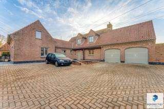 Klassevolle villa met handelsruimte, dubbele garage, grote tuin met zwembad, poolhouse en landelijk uitzicht op een perceel va 1.370 m². Rustig...