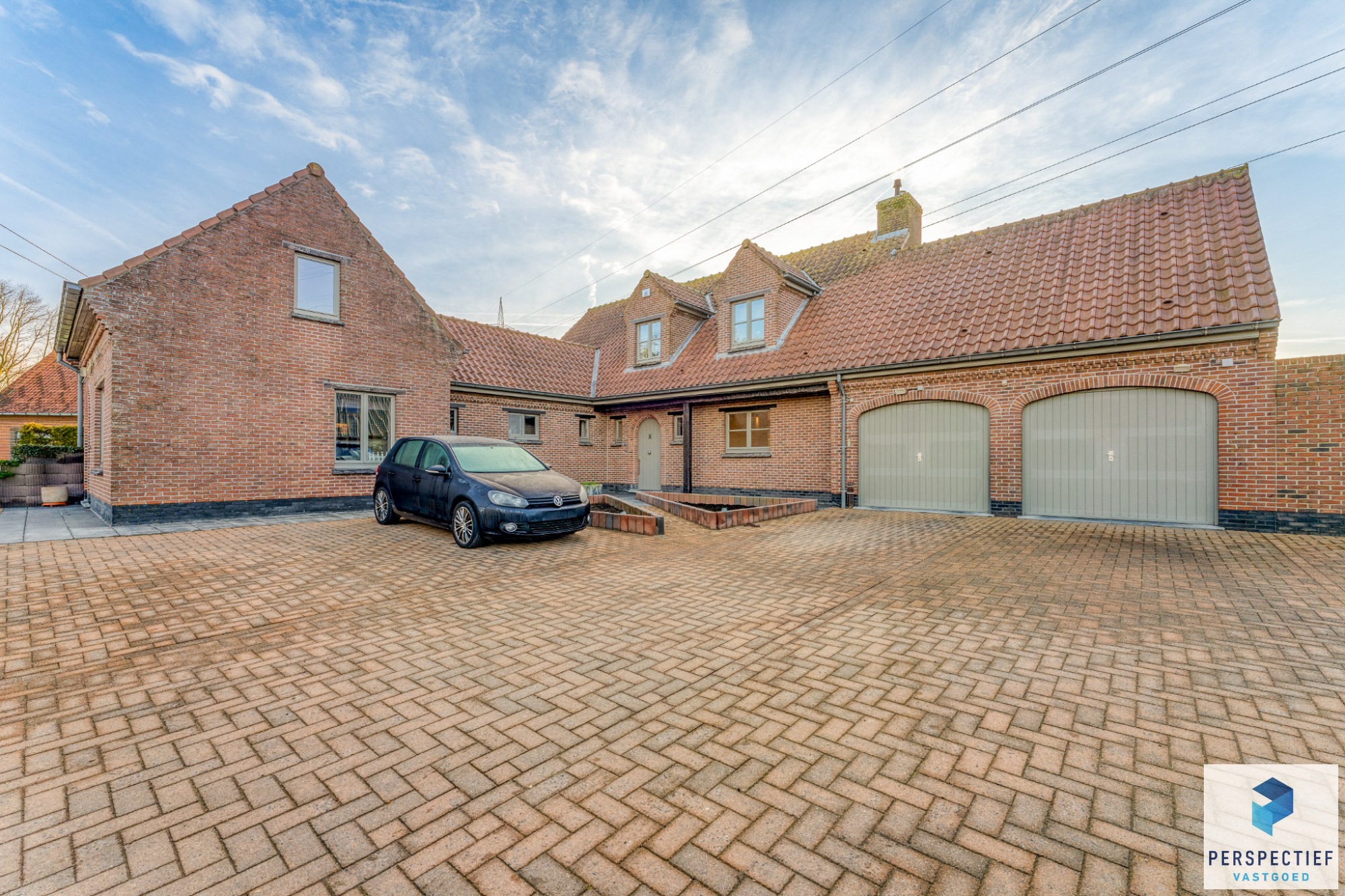 Landelijk gelegen villa met handelsruimte en buitenzwembad op 1370 m² - foto 1