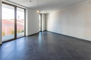 <p><span><span><strong>Geniet van 6% btw, ook interessant voor investeerders! Informeer naar de voorwaarden.</strong><br /><br />De Bonnefant, Wonen in het midden van de stad en toch omgeven door groen. Een iconisch gebouw op een centrale en culturele locatie waar er ruimte is voor luxe, een onvergetelijke woonervaring of zorgeloos wonen in een assistentiewoning. <br /><br />Tussen de gebouwen van De Bonnefant is een <strong>groene doorsteek</strong> gecreëerd die de Demerstraat rechtstreeks verbindt met het begijnhof. Gezellig vertoeven in één van de twee gemeenschappelijke binnentuinen of liever een barbecue met de buren? Bovendien hebben de terrassen geïntegreerde plantenbakken die zijn uitgerust met een automatisch beregeningssysteem. Een extra groene beleving is verzekerd.<br /><br />Het bestaande RTT-gebouw is volledig gerenoveerd met het behoud van de Hasseltse authenticiteit en verder uitgebreid met energiezuinige nieuwbouw. Parkeren in het centrum is geen evidentie maar toekomstige bewoners van De Bonnefant kunnen parkeren in de ruime ondergrondse parkeerplaats. Je kan ook je fiets kwijt in de fietsenstalling. </span></span><span><br /><strong><br />APPARTEMENT A2 AS 04</strong> - verdiep 2<br />- bewoonbare oppervlakte: 86,93 m²<br />- oppervlakte terras: 19,44 m²<br />- leefruimte met open keuken<br />- terras met zicht op de gezellige verkeersvrije Bonnefantensteeg<br />- ruime slaapkamer met ensuite</span><span>-badkamer<br />- berging<br />- ideale investeringsopbrengst<br /><br /></span></p>
<p>GENIET VAN <strong>6% btw</strong> (onder voorwaarden). <span>Vermelde prijs is exclusief ondergrondse parkeerplaats en exclusief registratie, btw en notariskosten. Alle appartementen werden intussen volledig afgewerkt en zijn <strong>onmiddellijk bewoonbaar. </strong>Wij ontzorgen je ook voor de <strong>verkoop</strong> van je <strong>huidige woning</strong>! Voor meer uitleg helpen we je graag verder.</span></p>