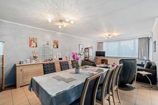 <p>Dit appartement is rustig gelegen in een doodlopende straat nabij het centrum van Evergem, op wandel- en fietsafstand van openbaar vervoer, winkels en scholen.<br />Extra troef is ook de directe verbinding met de R4 (Gent-Zelzate).<br /><br />Het appartement heeft een bewoonbare oppervlakte van ongeveer 100m² en blinkt uit door zijn prachtige verzichten.<br />Er is een renovatieplicht van toepassing (EPC label E). Mits het plaatsen van nieuwe verwarmingselementen of ramen haalt u vlot de wettelijke norm.<br />Het appartement is verder goed onderhouden en is momenteel verhuurd.<br /><br /><strong><u>Troeven:</u></strong></p><ul><li><p>Kleinschalig gebouw (2 entiteiten)</p></li><li><p>Volledig gescheiden (inkom/tellers)</p></li><li><p>Geen gemeenschappelijke kosten</p></li></ul><p><strong><u>Indeling: </u></strong><br />Inkomhal, hal, grote leefruimte met terrasje, ingerichte keuken, berging, twee slaapkamers, toilet en een badkamer met wastafel en ligbad.<br />Dit appartement heeft een extra parkeerplaats voor het gebouw!</p><p> </p><p>Interesse om dit appartement te bezichtigen?<br />Plan nu uw afspraak in op het nummer 0499/84.71.00 of via chabelli@vastgoeddevos.be.</p>