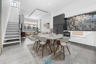 In de D'Hondtstraat, op een uiterst centrale locatie in het centrum van Ieper, vinden we deze verrassend ruime en instapklare woning terug. Dankzij de strategische ligging heb je werkelijk alles op wandelafstand: winkels, scholen, openbaar vervoer en andere voorzieningen. Het pand wordt momenteel gebruikt als kantoorruimte, maar kan mits functiewijziging eenvoudig terug omgevormd worden tot woonhuis. Ook verder gebruik als kantoor behoort tot de mogelijkheden - ideaal voor wie wonen en werken wil combineren. <br /><br />De indeling is als volgt. Via de inkomhal met gastentoilet komen we in de lichtrijke leefruimte met open, volledig uitgeruste keuken. Vanuit de keuken heb je toegang tot de gezellige stadskoer, die aansluit op de ruime garage - een absolute troef in het stadscentrum. <br /><br />Op de eerste verdieping bevinden zich twee ruime slaapkamers en een badkamer met inloopdouche, lavabomeubel, toilet en aansluitingen voor wasmachine en droogkast. Op de tweede verdieping zijn nog eens twee slaapkamers én een multifunctionele ruimte terug te vinden, die perfect kan dienen al ontspanningsruimte, bureau of extra bergruimte. <br /><br />De woning werd in 2020 volledig gerenoveerd en beschikt over tal van pluspunten: een gunstig EPC, conforme elektrische keuring, nieuwe ramen, vernieuwde leidingen, asbestveiligheid, vloerverwarming op alle verdiepingen met nieuwe HR-ketel en meer. <br /><br />Ben je op zoek naar een ruime, instapklare woning met garage in het centrum van Ieper? Dan is dit je kan! Contacteer ons vandaag nog voor een bezoek. 