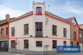 In een kleine residentie, op wandelafstand van het stadscentrum en alle nodige voorzieningen, bevindt zich dit verzorgd appartement, dat in 1992 gerenoveerd werd. Dankzij de centrale ligging geniet u hier van een vlotte bereikbaarheid en een aangename woonomgeving. Dit appartement is een uiterst interessante opportuniteit, zowel voor eigen bewoning als voor investeerders. Dankzij de ligging in een kleinschalige residentie geniet u van lage gemeenschappelijke kosten. Bovendien is het mogelijk om het volledige gebouw, bestaande uit drie appartementen, aan te kopen. <br /><br />De indeling is praktisch en functioneel: een inkomhal met vestiairehoek en afzonderlijk gastentoilet leidt naar de lichtrijke leefruimte met aansluitende keuken. Verder zijn er twee slaapkamers, een badkamer en een aparte wasruimte.<br /><br />Bijkomende troef is de ruime kelderberging die voor de nodige opbergruimte zorgt.<br /><br />Dit appartement combineert een gunstige ligging met een doordachte indeling en biedt mogelijkheden zowel voor eigen bewoning als voor investeerders die op zoek zijn naar een solide vastgoedopportuniteit.