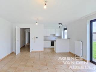 Dit prachtige appartement in Oostkamp biedt comfortabel wonen in een rustige en aangename omgeving. Het beschikt over twee ruime slaapkamers. Daarnaast is er een nette badkamer met ligbad aanwezig die voorziet in alle basiscomfort.<br /><br />De eigendom omvat tevens een handige garage, waardoor u verzekerd bent van een veilige parkeerplaats en extra bergruimte. <br /><br />Dankzij de gunstige ligging geniet u hier van zowel rust als een goede bereikbaarheid van lokale voorzieningen en het centrum van Oostkamp. Dit appartement is dan ook een uitstekende keuze voor wie op zoek is naar een combinatie van comfort, ruimte en praktische voordelen.<br /><br />€20 forfait A.O.<br />€65 garage