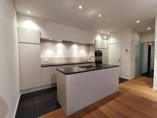 Aan de rand van Brugge en aan ’t Stil-Ende, bevindt zich de stijlvolle en eigentijdse Residentie Isola Bella. Deze residentie combineert modern wooncomfort met een rustige ligging en een vlotte bereikbaarheid. Dankzij de ligging geniet je van de rust van de stadsrand, terwijl het centrum van Brugge en belangrijke invalswegen vlot bereikbaar zijn.<br /><br />Dit aangename gelijkvloersappartement beschikt over twee slaapkamers en een ruime, gezellige leefruimte met een volledig geïnstalleerde, moderne keuken voorzien van een oven, microgolfoven en vaatwasser. Aansluitend aan de keuken bevindt zich een praktische berging met aansluitingen voor een wasmachine en droogkast. De badkamer is uitgerust met een dubbele lavabo, douche, ligbad met douche en toilet. Daarnaast beschikt het appartement over een afzonderlijk gastentoilet.<br />Verder geniet het appartement van een zonnig terras. Dubbele gordijnrails en lichtarmaturen zijn reeds aanwezig, wat zorgt voor extra comfort bij de intrek. Een garagebox kan bovendien worden bijgehuurd, wat zorgt voor extra parkeergemak.<br /><br />Dit appartement geniet uiteraard van het comfort van een hedendaagse residentie: een moderne architectuur, een verzorgde afwerking en een praktische indeling waarbij ruimte en wooncomfort centraal staan. De combinatie van een gelijkvloerse ligging, twee slaapkamers en een privatief terras maakt dit appartement geschikt voor wie vlakbij Brugge wil wonen<br /><br />De ligging aan de rand van Brugge biedt bovendien een mooie balans tussen rustig wonen en stedelijke bereikbaarheid. Je woont in een vernieuwde woonomgeving, maar blijft dichtbij het centrum en de dagelijkse voorzieningen. Brugge biedt daarnaast een uitgebreid aanbod aan winkels, horeca, cultuur, scholen en ontspanningsmogelijkheden.<br /><br />Algemeen:<br />- Huurprijs: € 975,00/maand<br />- Garagebox: €120,00/maand + €5,00 /maand gemeenschappelijke kosten<br />- Gemeenschappelijke kosten: € 110,00/maand<br />- Vrij vanaf: 01/10/2026<br /><br />Een bijzonder aantrekkelijk appartement voor wie op zoek is naar hedendaags wooncomfort, een aangename buitenruimte en een uitstekende combinatie van rust en bereikbaarheid aan de rand van Brugge.<br /><br />De snelste manier om een bezoek te brengen aan dit pand? Vraag je bezoek aan via de roze knop op onze website (www.dewaele.com) en je wordt gecontacteerd door onze verhuurexpert.<br /><br />Telefonisch kunnen er geen afspraken gemaakt worden. Bij andere vragen kun je ons telefonisch contacteren via 050 444 999.<br /><br />Deze AI-visualisaties zijn bedoeld als inspiratie. Er werd geen rekening gehouden met technische specificaties, stedenbouwkundige voorschriften of de concrete mogelijkheden tot realisatie.