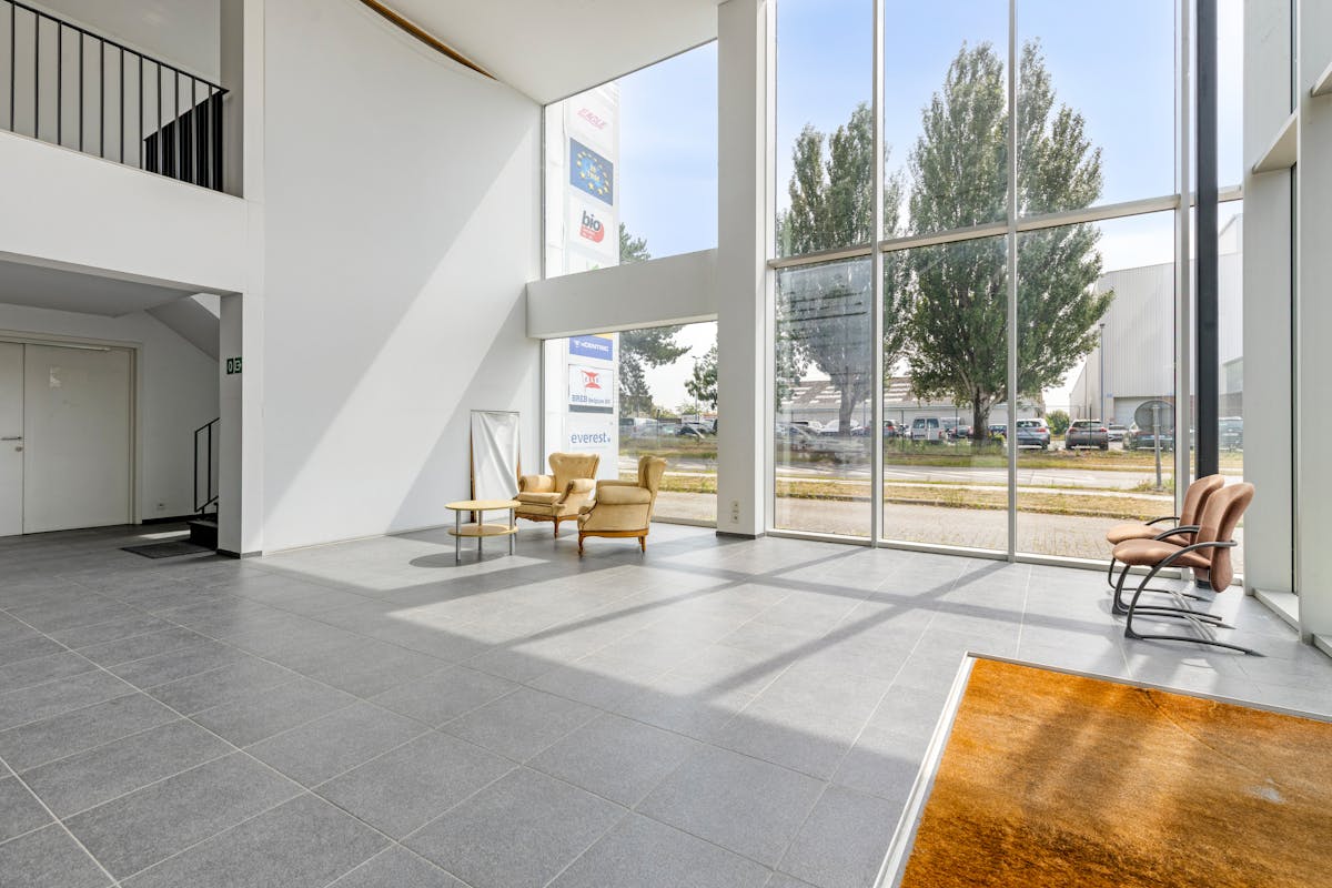 Kantoren (1.832m²) met logistieke unit (1.903m²) te koop in Brugge. - foto 5