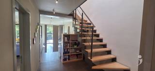 <p><span>Recent gebouwde halfopen woning, gelegen in een fijne omgeving.<br />Dankzij de ligging in het centrum van Linden is het vlakbij winkels en makkelijk bereikbaar.</span></p><p><span><br />De woning heeft een ruime inkom met vestiaire plaats, een apart toilet en een ruime berging met wasplaats.</span></p><p><span>Via een glazen deur bereiken we een mooie leefruimte dat doorloopt in een ruime keuken met eiland.<br />De keuken is voorzien van allerhande ingebouwde toestellen ( Afwasmachine, kookplaat, wastafel, frigo )<br />Alsook is deze keuken voorzien van zeer veel opbergruimte met al de ingebouwde kasten.</span></p><p><span><br />Via de nachthal op de 1e verdieping bereiken we de slaapkamers, een 2e toilet en een ruime badkamer.<br />Er zijn 3 ruime slaapkamers en daarnaast is er tevens nog een grote dressing.</span></p><p><span>De badkamer is voorzien van een dubbele wastafel, een bad en een ruime inloop douche.</span></p><p><span>Er is een ruime ondergrondse staanplaats voor de wagen. Daarnaast is er ook nog een open staanplaats voor de wagen vlak voor de woning.<br /></span><span>De leefruimte kijkt uit op een ruim zuidelijk gelegen terras met zicht op groen.<br />Achter in de tuin is er een handige extra berging.</span></p><p><span>De beplantingen worden onderhouden door de eigenaar.</span></p><p><span><br />Beschikbaar vanaf 15 oktober voor lange duur.<br />Deze woning is </span><span>niet </span><span>bemeubeld. Dankzij het lage E-peil van de woning is er een zeer gunstig verbruik.</span></p><p><span> </span></p><p><span>Interesse? Vraag uw bezoek aan via onze website!<br /><br /></span></p><p><span> </span></p>