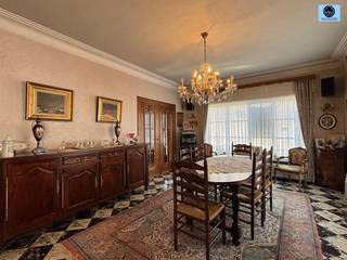 <p><span>SOLIDE KARAKTERVOLLE WONING MET 3 SLAAPKAMERS EN GARAGE</span></p><p><span>Vraagprijs: 239.000 euro</span></p><p><span> </span></p><p><span>Deze te renoveren woning bevindt zich op een boogscheut van het centrum van Geraardsbergen, winkels, openbaar vervoer en scholen.</span></p><p><span> </span></p><p><span>Op de gelijkvloerse verdieping treft u de ruime inkomhal met toegang tot de open living en eetruimte, de keuken en een 2</span><span><sup>de</sup></span><span> eetruimte. Verder treft u nog een veranda, garage en een koer.</span></p><p><span> </span></p><p><span>Op de eerste verdieping treft u 3 ruime slaapkamers en een badkamer met bad, toilet en lavabo. </span></p><p><span> </span></p><p><span>Op de tweede verdieping vindt u een ruime zolder. Deze kan nog ingericht worden als bijkomende kamers </span></p><p><span> </span></p><p><span>De woning wordt verwarmd met centrale verwarming op stookolie en beschikt over enkele beglazing in hout</span></p><p><span> </span></p><p><span>Kelder aanwezig!</span></p><p><span> </span></p><p><span>Voor info of bezoek bel 0472/29.25.04 of stuur een mail naar <span>louis@svena.be</span></span></p><p><span>Deze gegevens zijn louter informatief en wij kunnen niet aansprakelijk gesteld worden voor eventuele onjuistheden. De bewoonbare oppervlakte is slechts indicatief</span></p><p><span> </span></p>