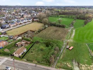Prachtig en centraal gelegen perceel bouwgrond 416m² voor het bouwen van een gesloten bebouwing zonder bouwverplichting. Het perceel is gelegen aan de Duffelsesteenweg, tussen het centrum van Lint en Duffel. Prachtig panoramisch uitzicht achteraan op het weiland (agrarisch gebied). Deze bouwgrond is bebouwbaar : 8m30 x 15m op het gelijkvloers met inpandige garage. Kroonlijsthoogte 6m. Bebouwbaar GLVL + 1eV + schuin dak (helling 45°). Gelegen op wandelafstand van centrum Lint, winkels, scholen &amp; openbaar vervoer. 