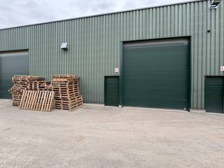 Bedrijfshal te huur!<br /><br />De hal is gelegen op de volledig gerenoveerde Flam site, in de Fabrieksstraat te Sint-Truiden, in een afgesloten domein met voldoende parkeermogelijkheden.<br /><br />Deze unit is uitgerust met een sectionale poort met een doorrijhoogte van 4m80 en een vrije hoogte van ongeveer 5m60.<br /><br />De totale vloeroppervlakte bedraagt 185 m².<br /><br />De ligging biedt een vlotte verbinding met Tienen, Tongeren, Borgloon, Luik en Hasselt. <br /><br />Interesse? Neem contact op met Aktimmo voor meer info of een bezoek ter plaatse.