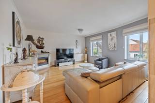 Ontdek dit lichtrijke en ruime appartement, ideaal gelegen in het hart van Hamme. Ondanks de centrale ligging geniet u hier van een rustige...