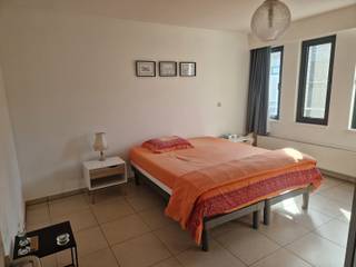<p>Bij binnenkomst in het appartement betreed je de inkomhal, waar een praktische dressing aanwezig is.<br /><br />Het appartement beschikt over een apart toilet en een wasruimte met plaats voor een wasmachine en droogkast. Er zijn twee slaapkamers en een badkamer met zowel een douche als een ligbad.<br /><br />De ruime keuken en leefruimte genieten van veel natuurlijke lichtinval en bieden een aangenaam uitzicht naar buiten.<br /><br />In de kelder bevinden zich een autostaanplaats en een bergruimte. Het gebouw is voorzien van een lift.<br /><br />Verwarming op aardgas.<br /><br />Huurprijs €895<br />Algemene kosten €85<br />Beschikbaar vanaf 01/06/2025<br /><br />Voor meer informatie of een bezichtiging kan u ons altijd contacteren op het nummer 0499/30.87.87 of via info@immo-bosmans.be</p>