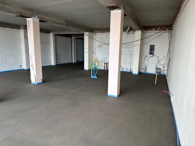 Handelspand op topligging . Strandplein. Ruim 200 m2 . Tegen 1 juni volledig nieuw afgewerkt. Zowel te koop of te huur. - foto 4