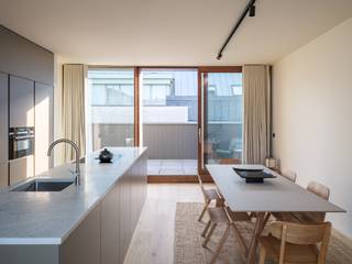 <strong>Architecturaal 2-slaapkamerappartement met zonnig terras in het historische stadscentrum van Gent.</strong><br /><br />Een bijzondere realisatie uit 2024, waar <strong>serene architectuur en hoogwaardige afwerking</strong> samenkomen. Het appartement maakt deel uit van een <strong>kleinschalige residentie</strong> op een absolute toplocatie, midden in het historische centrum van Gent.<br /><br />Het project ontstond uit de doordachte <strong>reconversie van een voormalige herenwoning </strong>ontworpen door H. en V. Vaerwyck<strong>,</strong> aangevuld met hedendaagse architectuur.<br /><br /><strong>Grote raampartijen</strong> zorgen voor een overvloed aan <strong>natuurlijk licht</strong> en versterken het gevoel van rust en openheid.<br />De<strong> ruime, privatieve buitenruimte met groendak</strong> en <strong>zuidelijke oriëntatie</strong> biedt voldoende plaats om tot rust te komen of buiten te dineren.<br /><br />Het <strong>duplexappartement</strong> beschikt over een bewoonbare oppervlakte van ca. 120 m² Op de <strong>eerste verdieping</strong> bevinden zich de <strong>woonkamer</strong>, <strong>twee slaapkamers</strong>, een <strong>badkamer</strong>, <strong>gastentoilet</strong>, en <strong>technische berging.</strong><br /><br /><strong>Hoge plafonds</strong>, <strong>kwalitatief schrijnwerk</strong>, <strong>parketvloeren</strong> en <strong>natuursteen</strong> dragen bij aan een afwerkingsgraad die aansluit bij de architectuur en het volume van het appartement.<br />Hedendaagse technieken en een EPC A zorgen voor <strong>energiezuinig wooncomfort</strong>.<br /><br />De <strong>bovenste verdieping</strong> biedt plaats aan een ruime <strong>leefkeuken</strong> met <strong>eetplaats</strong>, <strong>berging</strong> en directe aansluiting op het <strong>terras</strong>.<br /><br />De kleinschalige residentie combineert <strong>nieuwbouwcomfort</strong> met een <strong>lage kostenstructuur </strong>en beschikt bovendien over een handige, beveiligde fietsenberging <strong>midden in de stad.</strong><br /><br /><strong>Een zeldzame opportuniteit voor wie op zoek is naar kwaliteit, architectuur en rust in het centrum van Gent, nabij het Belfort en de Vrijdagsmarkt.</strong>