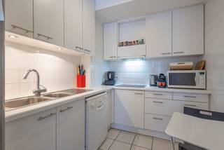 <p>Ruim en verzorgd appartement met twee slaapkamers en terras op de eerste verdieping.</p><p>Gelegen op de eerste verdieping, bereikbaar met trap.</p><p></p><p>Rustig gelegen in een wel-onderhouden gebouw met slechts 4 appartementen (1998), biedt dit ruim appartement van 93m² een uitstekende combinatie van comfort, ruimte en een opvallend gunstige energiescore.</p><p></p><p>Met een EPC van 209 kWh/m²jaar en label D- is het appartement uiterst energiezuinig en toekomstproof.</p><p></p><p>De lichtrijke leefruimte bevindt zich aan de voorzijde van het gebouw en geeft uit op een leuk terras. De geïnstalleerde keuken sluit naadloos aan op de leefruimte.</p><p></p><p>Aan de achterzijde van het appartement zijn er twee slaapkamers, een apart toilet, technische berghoek en een verzorgde badkamer.</p><p></p><p>De elektrische installatie van het appartement zal conform gekeurd worden bij verkoop.</p><p></p><p>Inclusief in de verkoopprijs is één ruime kelderberging.</p><p>De koper heeft bovendien de mogelijkheid een dubbele garage (24m²) aan de voorzijde van het gebouw mee aan te kopen voor 35.000 euro.</p><p></p><p>Het appartement is momenteel stabiel verhuurd aan 800 euro per maand exclusief bijdrage aan de maandelijkse lasten.</p>
