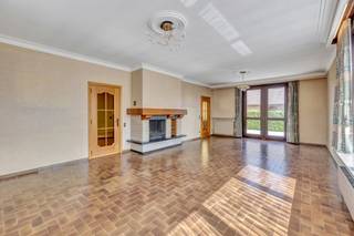 Deze ruime villa van maar liefst 1247m²opp, is gelegen tussen Gent en Deinze en dit op 1km van de grens met zowel Deurle als Drongen.Gelegen nabij...