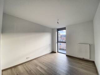 <p><span>APPARTEMENT MODERNE DE 3 CHAMBRES, TERRASSE &amp; PLACE DE PARKING</span></p><p><span> </span></p><p><span>À Saint-Nicolas, nous découvrons la résidence « 't Fineer ». Un emplacement de choix pour ceux qui souhaitent profiter de la vie au cœur du Waasland. Nous sommes à quelques minutes de la gare, du marché, de plusieurs écoles, de supermarchés… Bref, l’endroit idéal pour ceux qui souhaitent profiter pleinement de la vie urbaine. </span></p><p><span> </span></p><p><span>L'appartement se trouve au deuxième étage. Une fois arrivés au premier étage, nous accédons à l'appartement par le hall d'entrée. Celui-ci donne accès à trois chambres, à la salle de bains, aux toilettes équipées d'un lavabo et au salon. Le séjour offre suffisamment d'espace pour un coin salon et un coin repas, et est équipé d'une cuisine entièrement équipée. </span></p><p><span><br />Un détail appréciable : la présence d’une place de parking. Celle-ci se trouve dans le parking souterrain, où se trouve également le débarras privatif en sous-sol. </span></p><p><span> </span></p><p><span>Envie de découvrir cet appartement idéalement situé ? Demandez vite une visite via <span>info@pillar.estate</span></span><span> ou au 033 695 695.</span></p><p><span><br />Attention : ce bien est loué uniquement pour une courte durée (bail d’un an).</span></p><p><span>Ces informations sont fournies à titre purement indicatif. Les surfaces mentionnées ne sont qu’une indication. Pillar ne peut être tenue responsable de l’exactitude des informations qui lui ont été communiquées. </span></p><p><span> </span></p>