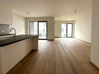 <p>ALTRO VASTGOED: Bezoekmoment op 13/10 (op afspraak). Plan uw bezichtiging in via onze website altro.be.<br />Dit modern, centraal gelegen nieuwbouwappartement, met een bewoonbare oppervlakte van 90 m² (excl. terras), omvat een ruime inkomhal met een afzonderlijk toilet, toegang tot de 2 slaapkamers en de badkamer ( inloopdouche en dubbele lavabo), een volledig ingerichte open keuken met aanpalend een praktische berging, een ruime woonkamer. Het zonnig terras van 7m2. Doorheen het appartement werd er gebruik gemaakt van duurzame materialen, voorzien van alle comfort. Het appartement is gelegen in de nieuw aangelegde straat Novaretzpad te Gent met een uitstekende ontsluiting naar Gent centrum of tal van invalswegen! Tot slot is een praktische kelder berging en een autostaanplaats aanwezig op de ondergrondse verdieping. Troeven van het appartement: Duurzame materialen, prachtig open zicht, uitstekende bereikbaarheid en omgeving, ... </p>