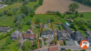 EERSTE BEZOEKDAG ZONDAG 14/06 VAN 10u TOT 14u (enkel op afspraak)<br /><br />HILLEGEM - Deze schitterende architectenwoning bieden we aan in het landelijke Hillegem, op wandelafstand van het station en centrum van Herzele en vlakbij de Provincieweg richting Aalst en Zottegem. Scholen en warenhuizen in de buurt. De woning staat op een perceel van 4750m² en heeft 250m² bewoonbare oppervlakte.<br /><br />Door zijn speciale indeling is deze woning zeker zijn tijd vooruit, het heeft een minimum aan trappen, waardoor het ook als een zeer toegankelijke woning kan worden beschouwd.<br />De indeling is als volgt, inkomhal met vestiaire, toegang naar slaapgedeelte met enkel trapjes, er zijn 3 grote slaapkamers en een badkamer met inloopdouche.<br />De andere kant van de woning hebben we dan het leefgedeelte met grote woonkamer en salon en overal zicht op de grote tuin ( veel lichtinval). Verder is er nog de keuken en eetkamer.<br />In de benedenruimte ( slechts enkele trappen) treffen we veel stockageplaats aan een een grote garage.<br /><br />Het huis beschikt over een grote, mooie tuin, met aansluitend een weide van 3500m² ( ideaal voor paarden). Op de weide is er een groot schuilhok en in de tuin is er nog een carport voor 3 wagens, of een polyvalente ruimte.<br /><br />Onlangs werd de volledige woning met crepi bekleed.<br />Het EPC is momenteel E, maar met een beperkte kost van 10 zonnepanelen komen we reeds in D ( simulatie aanwezig).<br /><br />Bent u op zoek naar een instapklare, lichtrijke en ruime OB met een mooie tuin en achterliggende weide, maak dan snel een afspraak via 053/60.65.60