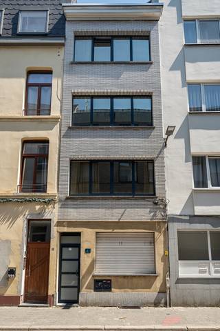 <br />Op zoek naar een interessante investering met gunstig rendement in centrum en studentenbuurt (Ossenmarkt) Antwerpen? Neem contact op en kom langs! <br />Voor meer informatie of een bezoek contacteer Anne De Block van OC Vastgoed: 0471 38 00 36 of anne@ocvastgoed.be<br /><br />Deze opbrengsteigendom bevindt zich op top locatie te Antwerpen en beschikt over maar liefst 6 entiteiten. Vlakbij universiteit campussen (Plantijn en UA) en de Ossenmarkt, vlak in de bruisende studentenbuurt.<br /><br />Centrale inkomhal met achterliggende fietsenberging.<br />Zes entiteiten:<br />Kamer 1 GELIJKVLOERS<br />Kamer 2 EERSTE VERDIEPING<br />Kamer 3 TWEEDE VERDIEPING (vooraan)<br />Kamer 4 TWEEDE VERDIEPING (achteraan)<br />Kamer 5 DERDE VERDIEPING (achteraan)<br />Kamer 6 DERDE VERDIEPING (vooraan)<br /><br />Drie kamers delen een douche en toilet. <br />Iedere kamer heeft eigen kitchenette. <br /><br />Technische gegevens: dubbele beglazing, dak werd volledig geïsoleerd en vernieuwd. <br /><br />EPC Label: B, energiescore 169 kWh/m2jaar - geen renovatieverplichting<br />Het perceel te Antwerpen, met perceelnummer 11802B1216/00_000 bevindt zich niet in een risicozone voor overstromingen. P-score A, G-score A. <br />Stedenbouwkundige inlichtingen: GRUP AFBAKENING GROOTSTEDELIJK GEBIED ANTWERPEN RUP_02000_212_00195_00001 (zone voor wonen), vergunningen, geen verkavelingsvergunning, geen rechterlijke herstelmaatregel of bestuurlijke maatregel opgelegd en geen voorkooprecht.