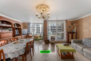 Dit instapklare appartement bevindt zich op de A. Ruzettelaan 99, parallel met de Zeedijk van Blankenberge. Dankzij de ligging nabij tal van eet- en winkelgelegenheden, én met een tramhalte op wandelafstand, geniet deze eigendom van een centrale en vlot bereikbare ligging aan de kust.<br /><br />Bij het betreden van het appartement komt u in de inkomhal die leidt tot de ruime, lichtrijke leefruimte. Grote raampartijen zorgen hier voor een aangename lichtinval en geven uit op een gezellig terras aan de voorzijde van het gebouw – perfect om buiten te genieten in alle rust.<br /><br />De leefruimte sluit naadloos aan op de volledig uitgeruste open keuken, voorzien van een kookplaat, dampkap, koelkast, spoelbak en een aansluitingsmogelijkheid voor een vaatwasser. De open indeling zorgt voor een luchtige en verbonden woonbeleving.<br /><br />Via een nachthal, bereikbaar vanuit de woonkamer, heeft u toegang tot de nachtruimtes. Het appartement beschikt over twee ruime slaapkamers en twee aparte badkamers: één badkamer is uitgerust met een douchecabine en enkele wastafel, de andere met een ligbad en eveneens een enkele wastafel. Verder treffen we in deze hal een handige bergruimte en een apart gastentoilet.<br /><br />Het appartement werd volledig voorzien van dubbele beglazing in PVC-raamwerk en beschikt over een gunstige EPC-score. Kortom, een comfortabele, goed ingedeelde en energiezuinige woonoplossing op een topligging aan zee.<br /><br />Tot slot is er op kelderniveau een garagebox die samen met het appartement wordt verhuurd.<br /><br />Aarzel niet en plan vandaag nog uw bezoek!<br /><br />Provisie €25/mnd voor de gemeenschappelijke kosten.<br /><br />Beschikbaar 01/12/2025<br /><br />