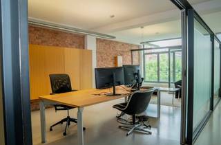 <p><span>Deze unieke kantoorruimte van </span><strong><span>± 1.270 m²</span></strong><span> combineert de tweede en derde verdieping van Quai55, die met elkaar verbonden zijn via een interne trap. Zo ontstaat één ruime, flexibele en efficiënte werkomgeving.</span></p>
<p><span>De twee verdiepingen beschikken over ruime open werkruimtes die kunnen worden ingericht als kantoren, showroom, atelier of creatieve werkplek. Daarnaast zijn er meerdere kantoren, vergaderruimtes, een projectie- of tentoonstellingsruimte, een volledig uitgeruste keuken en sanitaire voorzieningen.</span></p>
<p><span>Het gebouw is uitgerust met domotica, toegangscontrole, een alarmsysteem en uitgebreide UTP-bekabeling. Parkeerplaatsen zijn beschikbaar.</span></p>
<p><span>Deze combinatie is ideaal voor bedrijven die hun activiteiten willen centraliseren op twee rechtstreeks verbonden verdiepingen in een moderne en lichte werkomgeving.</span></p>
<p><strong><span>Beschikbaar eind 2026. Prijs op aanvraag.</span></strong></p>