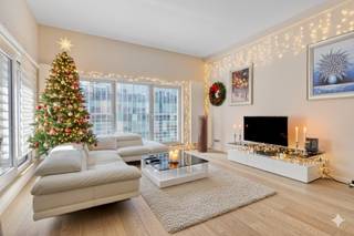 Op een heel centrale ligging in Brussel, in de Koningsstraat 166, tegenover het nieuwe Corinthia-hotel, prachtig en recent (2013) duplex...