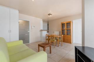 Studio meublé, orienté vers le soleil, avec coin nuit séparé, situé au 5ème étage d'un immeuble récent sur la place de la gare de Blankenberge...