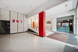 Unieke kans om een kantoorruimte te verwerven gelegen aan de Anatole Francestraat 119 in Schaarbeek. Dit pand is gunstig gelegen nabij het Hamoir Park en biedt uitstekende verbindingen met het openbaar vervoer.<br /><br />Met een kantoorruimte van maar liefst +/- 1.407 m² verdeeld over de gelijkvloers, de 1e en 2e verdieping, biedt dit pand een veelzijdige en ruime werkomgeving. Daarnaast beschikt het gebouw ook over een polyvalente ruimte van 172 m² en 9 parkeerplaatsen binnen die dit pand ideaal maken voor diverse zakelijke behoeften.<br /><br />Mis deze unieke kans niet om een kantoorruimte te verwerven op een strategische locatie in Schaarbeek. Neem vandaag nog contact met ons op voor meer informatie en om een bezichtiging te plannen.