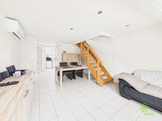 <p><span>Te midden in het centrum van Sint-Truiden vinden we dit dakappartement op de derde verdieping in een kleine residentie.</span></p><p><span>Horeca, handelszaken, scholen, vrijetijdsmogelijkheden, … liggen allemaal op wandelafstand. </span></p><p><span>Eveneens is het treinstation te voet zeer gemakkelijk te bereiken en biedt ze een vlotte verbinding richting Hasselt, Leuven en Brussel. </span></p><p><span> </span></p><p><span>Het gebouw werd midden jaren ’90 volledig gestript en heropgebouwd. In de aankomende zomer zal er nog een volledig nieuw dak geplaatst worden waardoor er geen grote toekomstige investeringen meer nodig zullen zijn. Het gebouw beschikt niet over een lift waardoor de gemeenschappelijke kosten ook gevoelig lager zijn. </span></p><p><span> </span></p><p><span>Betreden doen we het appartement in de leefruimte waar een compacte keukenhoek is voorzien met aangrenzende berging. Het zitgedeelte omvat een woonkamer aan de voorzijde en een centrale eetkamer. Ook de badkamer met douche, lavabo, toilet en aansluiting voor de wasmachine is hier terug te vinden. De slaapkamer ligt op de mezzanine en is bereikbaar via de trap in de woonkamer. </span></p><p><span> </span></p><p><span>Het appartement is al verhuurd sinds augustus 2021, waardoor u onmiddellijk kan genieten van de huuropbrengsten.</span></p><p><span> </span></p><p><span>Pluspunten:</span></p><p><span>- ligging in het centrum</span></p><p><span>- kleine residentie</span></p><p><span>- verwarming dmv lucht/lucht warmtepomp</span></p><p><span> </span></p><p><span>De vermelde bewoonbare oppervlakte is de netto-oppervlakte van de appartement.</span></p>