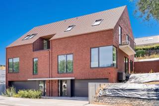 <p><span>Située à deux pas de Louvain, à proximité de toutes les principales voies d'accès et offrant une magnifique vue dégagée sur la vallée de la Voer, nous avons le plaisir de vous proposer à la vente cette maison semi-ouverte, qui allie un agencement bien pensé à de spacieux espaces de vie. Au niveau de la rue se trouvent le hall d'entrée et un garage pouvant accueillir une voiture. Au rez-de-chaussée se trouvent un débarras, une cuisine ouverte avec coin repas et un vaste espace de vie qui, grâce à ses grandes baies vitrées, profite pleinement de la vue panoramique sur la vallée de la Voer. Le premier étage abrite trois chambres et un bureau. La chambre parentale dispose d’un dressing privé et d’une salle de bains attenante, tandis que les deux autres chambres partagent une deuxième salle de bains. Pour un confort de vie accru, tous les étages sont reliés entre eux par un ascenseur. La maison est proposée dans un état semi-fini. Cela signifie que tous les équipements techniques, la chape et les enduits ont déjà été réalisés, tandis que les finitions intérieures et l’aménagement extérieur peuvent encore être réalisés entièrement selon vos goûts. L'agencement, les installations techniques et la structure du bâtiment sont déjà fixés et ne peuvent plus être modifiés.</span></p><p><span> </span></p>