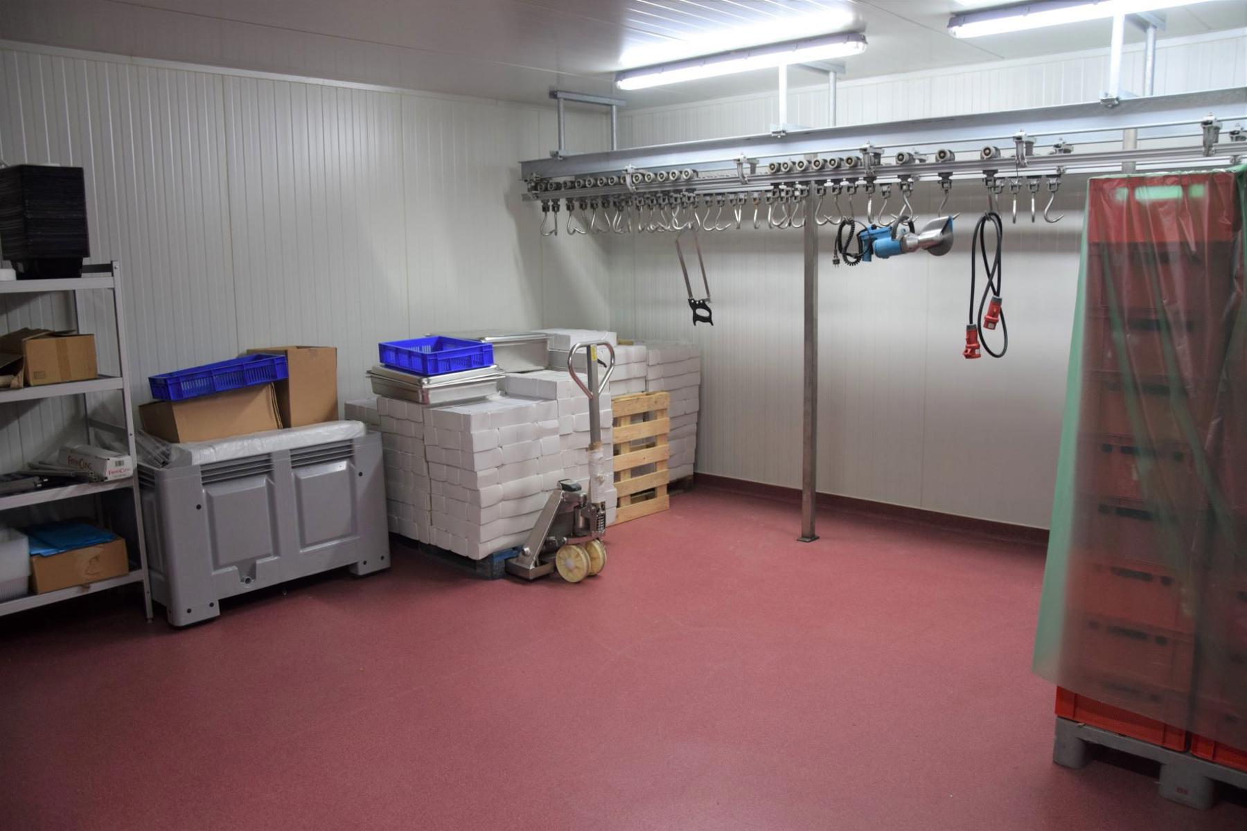 Gunstig gelegen commercieel gebouw met grote woonst - foto 4