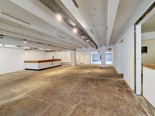 <p>Op een uitstekend zichtbare commerciële locatie in het centrum van Bree bevindt zich dit ruime handelspand met een totale oppervlakte van <strong>425 m²</strong>. Dankzij de strategische ligging en de grote visibiliteit biedt dit pand tal van mogelijkheden voor detailhandel, showroomactiviteiten, dienstverlening of andere commerciële doeleinden.</p>

<p>Het pand beschikt over:</p>

<ul><li><strong>3 ruime toonzalen/showrooms</strong></li><li><strong>Refter/personeelsruimte</strong></li><li><strong>Sanitaire voorzieningen voor personeel</strong></li><li><strong>Sanitaire voorzieningen voor klanten</strong></li><li><strong>Goederenlift </strong></li><li><strong>Opslagruimte</strong> voor stockage of archief</li></ul>

<p>De praktische indeling en de royale oppervlakte maken het pand geschikt voor diverse commerciële activiteiten. De centrale ligging zorgt bovendien voor een uitstekende bereikbaarheid en een maximale zichtbaarheid voor klanten en passanten.</p>

<h3>ONMIDDELLIJK BESCHIKBAAR</h3>

<p>Ben je op zoek naar een ruim handelspand en/of kantoorruimte op een prominente locatie om uw zaak verder uit te bouwen? Dan is dit pand zeker een bezoek waard.<br /><br />Graag in Bree willen (of blijven) ondernemen? Vraag je bezichtiging aan via ERA IMPACT. Jessica helpt je graag verder. </p>