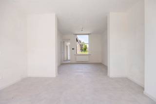 www.driesstraat103.beOp een boogscheut van het centrum, in een geliefde straat vanwege de rust en bereikbaarheid, heb je de kans deze compleet gerenoveerde woning op de kop te tikken. De woning beschikt over een grote, diepe tuin met fietsuitweg, wat eveneens ideaal is voor afvoer van tuinsnoeisel. Via de inkomhal met classy zwarte trap, kom je aan in de leefruimte. De zon piept hier de dag door het huis binnen, waardoor je een overvloed aan licht hebt. Achter de zithoek en leefruimte, kom je aan in de uiterst gezellige keuken met tuinzicht en praktische mezzanine. De wasplaats en technische berging zit centraal. De traphal omvat het eerste toilet. Het 2e toilet vind je in de fraaie badkamer met douche en dubbele wastafel op de 1e verdieping. Deze verdieping telt verder 2 grote slaapkamers. Ga je via de vaste trap naar de dakverdieping, dan kom je uit op de masterbedroom. We plaatsten bij wijze van teaser al eens wat gezellige sfeerfoto's om je te doen wegdromen van je nieuwe thuis! Interesse? Kom deze woning ontdekken op 15/07 na afspraak!