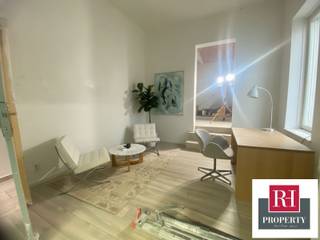 A stone's throw from Saint-Job station, close to public transport and numerous shops, Rh Property presents this superb two-level office...