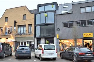 <p><span>Uitzonderlijk nieuwbouw duplex appartement in hartje centrum Dendermonde</span></p><p><span> </span></p><p><span>Dit instapklare luxueuze en zeer lichtrijk nieuwbouwappartement is echt een topper !</span></p><p><span>Gelegen op de 2de en 3de verdieping, van een kleinschalig gebouw is dit unieke appartement een plaatje.</span></p><p><span> </span></p><p><span>Het project is opgetrokken in de beste materialen met oog voor klasse, kwaliteit en tijdloosheid.</span></p><p><span> </span></p><p><span>Via een inkomhal en bureauruimte komt u in de ruime lichtrijke living met wijds uitzicht over de Oude Vest dmv een grote raampartij. De compleet ingerichte open luxueuze keuken is uitgerust met een kookeiland en kwaliteitsvolle toestellen zijn uiteraard allemaal voorzien. Een grote berging/wasplaats is aangrenzend aan de keuken. Op deze verdieping bevindt zich ook nog een gastentoilet.</span></p><p><span>De slaapvertrekken situeren zich op de derde verdieping, evenals de badkamer met inloopdouche en zonneterras aan achterzijde gebouw.</span></p><p><span> </span></p><p><span>Verwarming wordt geleverd dmv vloerverwarming. Geen lift aanwezig</span></p><p><span> </span></p><p><span>Beschikbaarheid</span><span>: 01/02/2026 | Gemeenschappelijke kosten : slechts € 30 per maand</span></p><p><span> </span></p><p><span>Grote troeven</span><span>: ligging, lichtinval door grote glaspartijen, uitzicht, kwaliteitsvolle materialen en een zeer laag verbruik van verwarming</span></p><p><span> </span></p><p><span>Inlichtingen of een bezoek ter plaatse contacteer Immo Twins 052/55.55.55 of info@immotwins.be</span></p><p><span> </span></p>