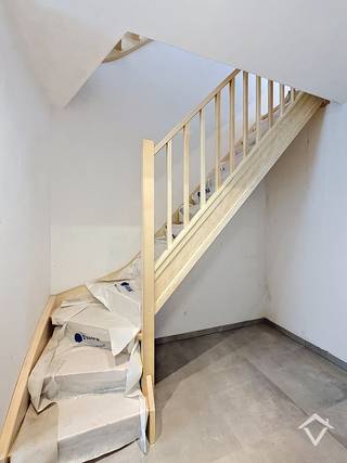 Deze woning is gelegen op een uiterst centrale ligging in het centrum van Roeselare, kortbij de Spil, de winkelstraat, de ring en nog veel meer!<br /><br />De indeling is als volgt: Overdekte parkeerplaats met fietsparking - inkomhal met berging - technische ruimte/wasplaats - apart toilet - ruime, lichtrijke living met uitgeruste keuken (met eiland: voorbeeld van de keuken toegevoegd) - Zeer zonnige tuin met terras. <br />Op het eerste verdiep: nachthal - ruime slaapkamer en badkamer (badkamermeubel - toilet en douche). <br />Op het tweede verdiep: nachthal - 2 volwaardige slaapkamers. Uit de eerste slaapkamer is er toegang tot de geïsoleerde zolder. <br /><br />Troeven: <br />- Zonnepanelen en vloerverwarming aanwezig: uiterst energiezuinig<br />- Centraal gelegen in een gloednieuwe woning. <br />-Zuidgerichte tuin!<br /><br />De woning wordt opgeleverd en is vrij vanaf 1/09/2026. <br /><br />EPB: woning in aanbouw.<br /><br />Bij interesse, gelieve enkel en alleen te reageren via het contactformulier. Wij contacteren u terug van zodra een bezoek mogelijk is.