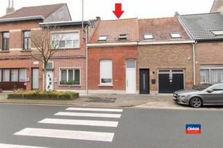 HOBOKEN | TE RENOVEREN RIJWONING MET TWEE SLAAPKAMERS EN TUIN OP EEN TOTALE GRONDOPPERVLAKTE VAN 225m² |Indeling als volgt: gelijkvloers: inkomhal -...