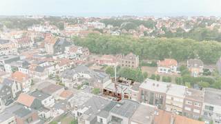 Residentie Christiane is een stijlvolle en kleinschalige nieuwbouwresidentie met slechts vijf exclusieve appartementen, centraal gelegen in de A. Rodenbachlaan in De Haan. Je woont op wandelafstand van de gezellige winkelstraat, het openbaar vervoer, de Concessiewijk, de Duinbossen en het strand. Dankzij de vlotte verbindingen bereik je Brugge, Oostende en Blankenberge in amper 20 minuten.

De appartementen worden sleutel-op-de-deur afgewerkt volgens de plannen en het lastenboek. Een uitzonderlijke troef is de 'koop nu, betaal pas bij oplevering'-formule. Je betaalt de volledige aankoopsom pas na de oplevering, waardoor je tijdens de bouw geen kapitaal hoeft vrij te maken. Aankoop aan 6% btw mogelijk. 

De residentie omvat ruime tweeslaapkamerappartementen van 95 tot 97 m², telkens voorzien van een zonnig terras. Het gelijkvloerse appartement beschikt bovendien over een privatieve tuin. De appartementen op de 2de verdieping zijn reeds verkocht. Verplichte aankoop van een bovengrondse staanplaats, en een gemeenschappelijke fietsenberging op de gelijkvloerse verdieping.

Duurzaamheid staat hier centraal. De appartementen zijn energieneutraal (E-peil 0) en uitgerust met een lucht-waterwarmtepomp, vloerverwarming en zonnepanelen. Grote raampartijen zorgen voor een lichtrijke woonomgeving en een aangenaam wooncomfort met lage energiekosten.

De oplevering is voorzien tegen zomer 2027. 

Wens je meer info over deze residentie? Contacteer ons via 050 70 81 74 of hello@keyimmo.be.