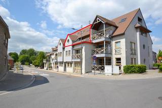 Dit <strong>luxueus afgewerkte duplexappartement </strong>is uitstekend gelegen in het centrum van Welle, <strong>op wandelafstand van het mooie Broekpark</strong> Welle en met een vlotte bereikbaarheid naar winkels, openbaar vervoer en belangrijke invalswegen.<br />Het appartement heeft een <strong>bewoonbare opp. van ca. 135 m²</strong> en werd afgewerkt met duurzame en kwalitatieve materialen, wat zorgt voor een aangenaam en hedendaags wooncomfort. <strong>De aankoop van een ondergrondse garagebox is verplicht aan €25.000 (extra).</strong><br /><strong>De indeling</strong> omvat een inkomhal met vestiaire, een zéér ruime en lichtrijke leefruimte met eetplaats, een volledig ingerichte keuken, een gastentoilet, een praktische berging en een zonnig terras. Op de verdieping bevinden zich twee volwaardige slaapkamers, waarvan één met dressing, en een ingerichte badkamer voorzien van toilet, douche, bad en lavabo.<br /><strong>Het app. is momenteel verhuurd aan €936,51 per maand (inclusief kosten) en vormt daardoor eveneens een interessante investering.</strong><br />Verder beschikt het gebouw over een ondergrondse garage met een voorziene wasplaats voor wagens. Alle nutsvoorzieningen beschikken over afzonderlijke tellers. Bent u op zoek naar een instapklaar en energiezuinig appartement op een centrale en makkelijk bereikbare locatie? Neem dan gerust contact op via stephanie@immodelestre.be of 0474 33 27 85.