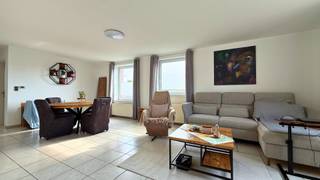 Te koop: appartement met terras<br /><br />Adres: Grotestraat 172A, 3631 Boorsem<br /><br />Dit verzorgd appartement op de eerste verdieping is rustig gelegen in Boorsem, een deelgemeente van Maasmechelen. Dankzij de ruime indeling, het aangename terras, de grote zolderruimte en de aparte garagebox biedt dit appartement zeer veel comfort. Winkels, scholen en verbindingswegen bevinden zich in de nabije omgeving.<br /><br />Indeling:<br /><br />Bij het betreden van het appartement komt u terecht in de inkomhal, die u rechtstreeks leidt naar de open leefruimte met aansluitend de keuken.<br /><br />Aan de voorzijde van het appartement, aan de straatzijde, is er een extra hal die toegang geeft tot het aangename terras. Langs deze hal is er tevens een apart toilet voorzien.<br /><br />Aan de achterzijde van het appartement bevinden zich twee ruime slaapkamers, een badkamer en een praktische wasplaats.<br /><br />Daarnaast beschikt het appartement over een extra grote zolderruimte met vaste trap, ideaal voor het opbergen van extra spullen en materiaal.<br /><br />Buiten beschikt het appartement over een afzonderlijke garagebox. Hier kan u uw wagen parkeren en geniet u van bijkomende opbergruimte. Daarnaast zijn er op het perceel tal van parkeermogelijkheden.<br /><br />Het appartement beschikt over een EPC-label C.<br /><br />Vraagprijs: € 240.000,00<br /><br />Interesse in dit appartement? Neem gerust contact met ons op voor meer informatie of om een bezichtiging in te plannen.